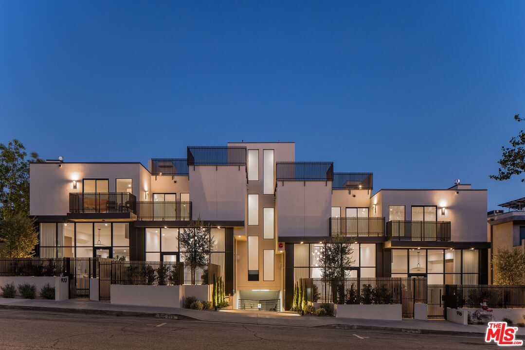 Property Photo:  924 N West Knoll Dr  CA 90069 
