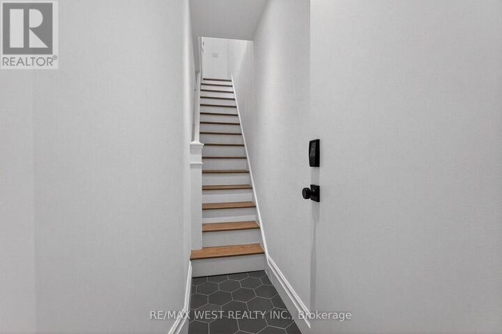 Property Photo:  518 Roxton Road Upper  ON M6G 3R4 