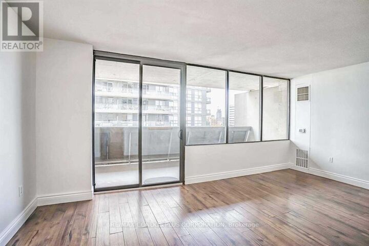 Property Photo:  720 Spadina Avenue 1011  ON M5S 2T9 
