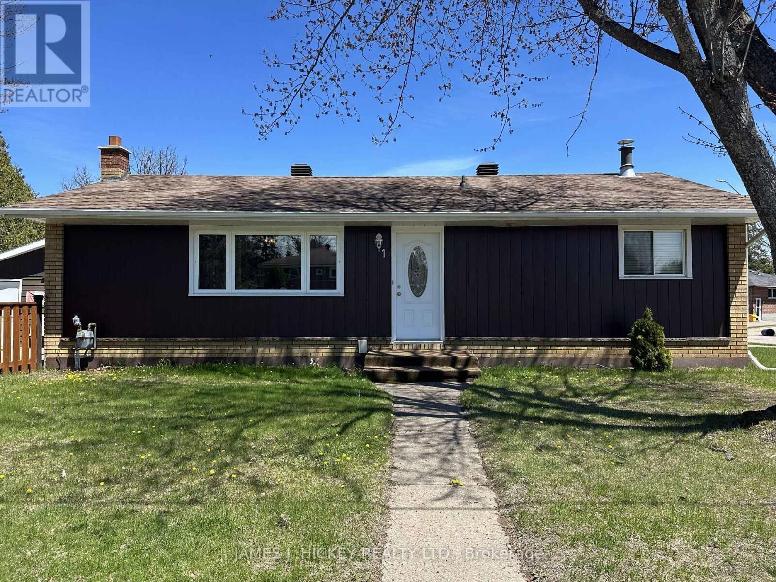 Property Photo:  1 Highland Crescent  ON K0J 1P0 