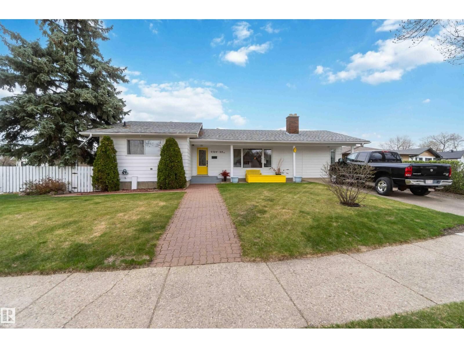 Property Photo:  9504 94 Av  AB T8L 1N7 