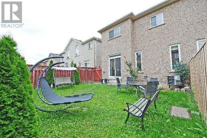 Property Photo:  62 Ashdale Road Upper  ON L6Y 5M9 