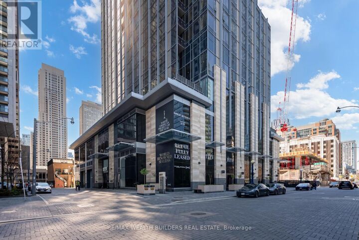 Property Photo:  11 Yorkville Avenue 4205  ON M4W 0B7 