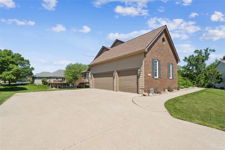 Property Photo:  1302 NE Lake View Court  IA 50021 