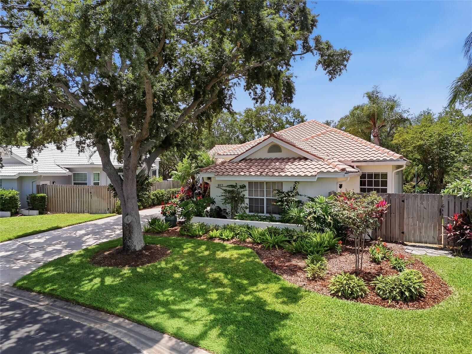 Property Photo: 812 Live Oak Terrace NE FL 33703