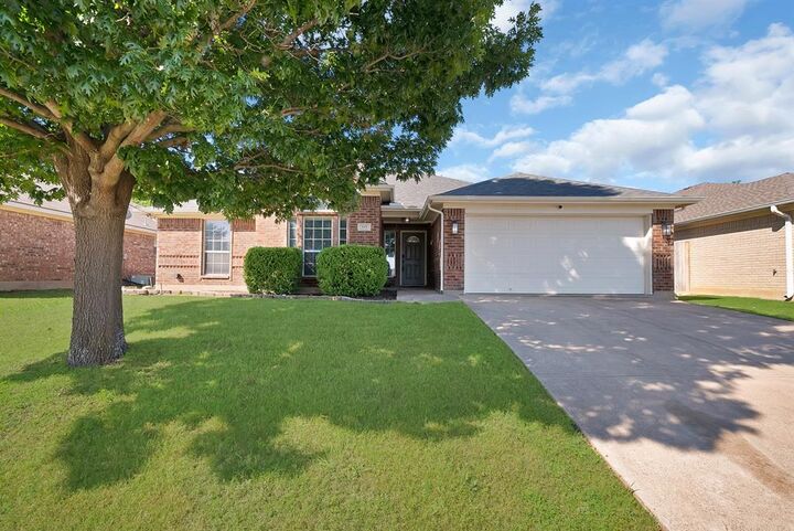 Property Photo: 717 Ridgehill Drive TX 76028