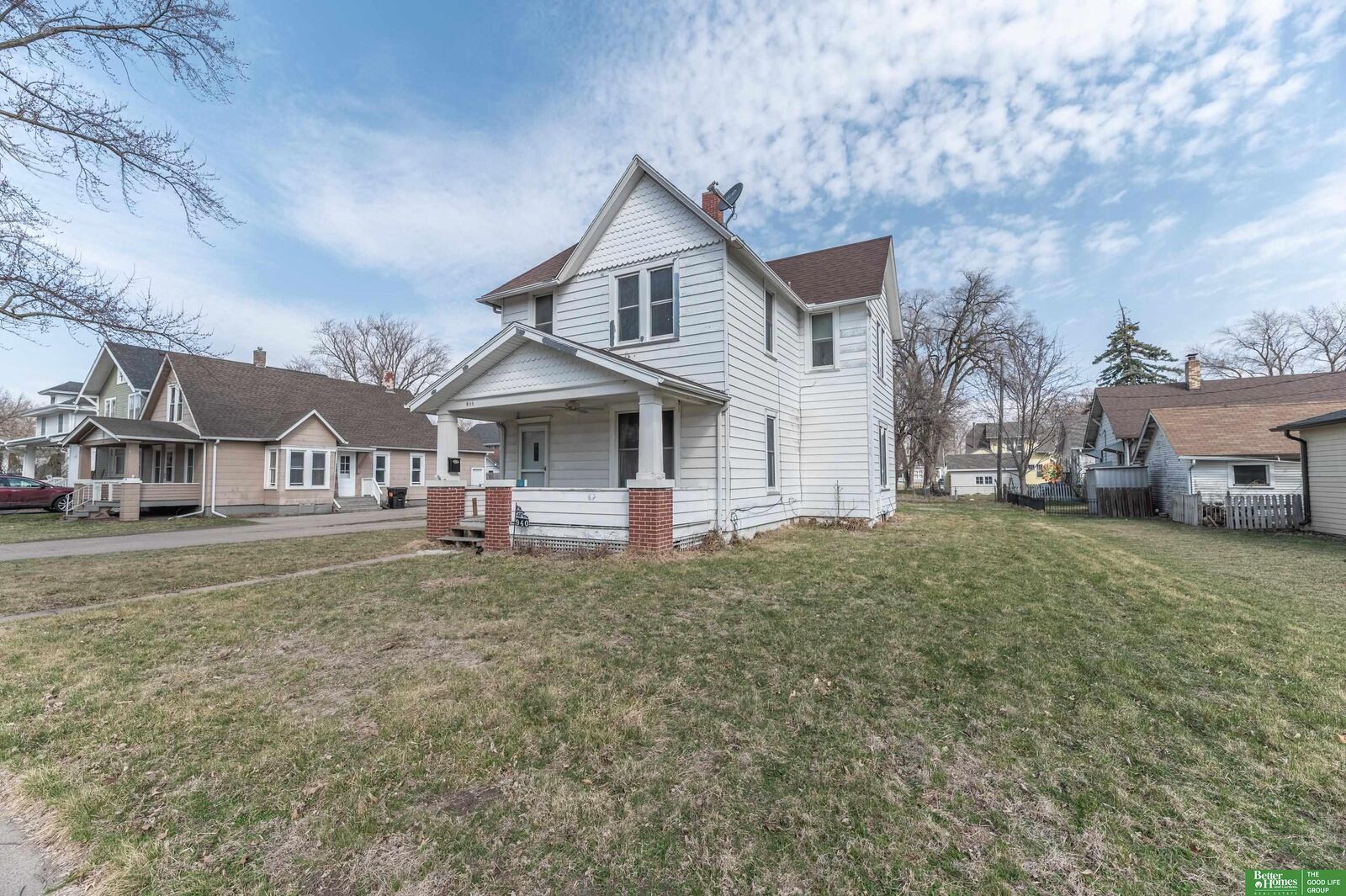 Property Photo: 940 E 6 Street NE 68025