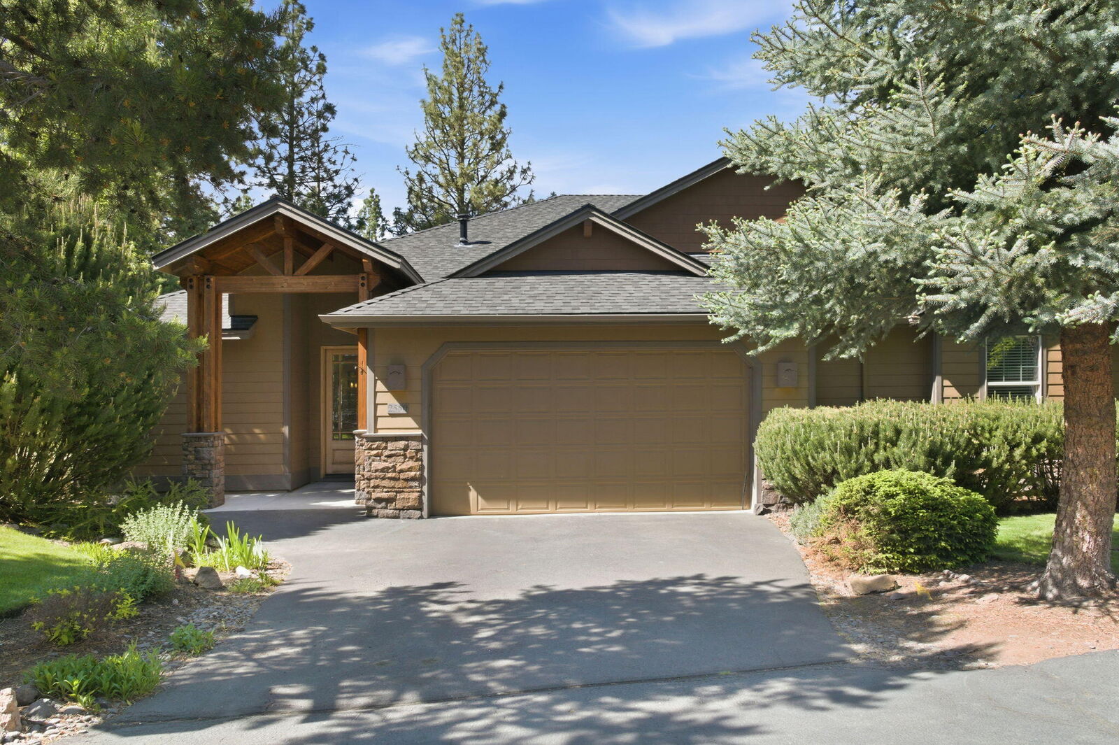 Property Photo: 2550 NW Locke Court OR 97703