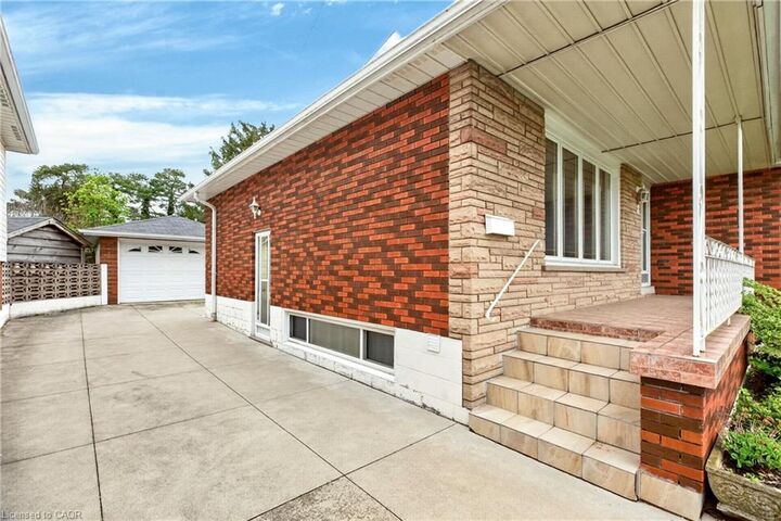Photo de la propriété:  8 Lorraine Drive  ON L8T 3R7 
