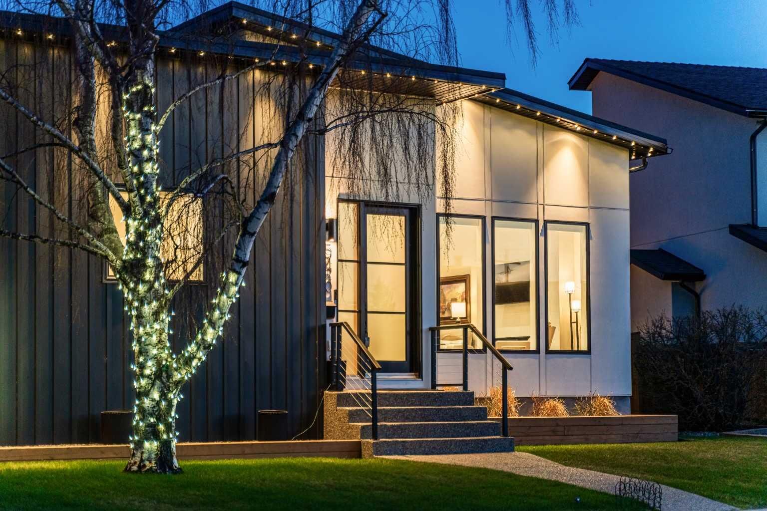 Property Photo:  5420 La Salle Crescent SW  AB T3E 5Y5 