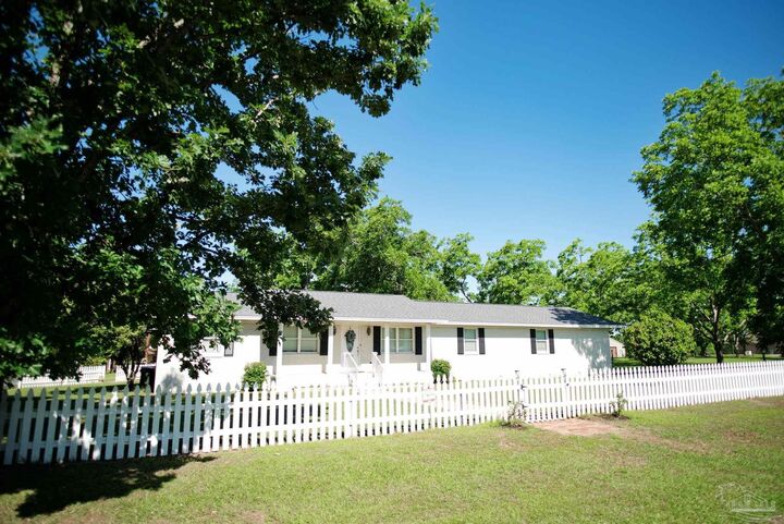 Property Photo:  2001 Chavers Rd  FL 32533 