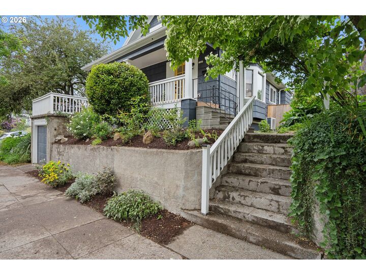 Property Photo:  2345 SE Clinton St  OR 97202 