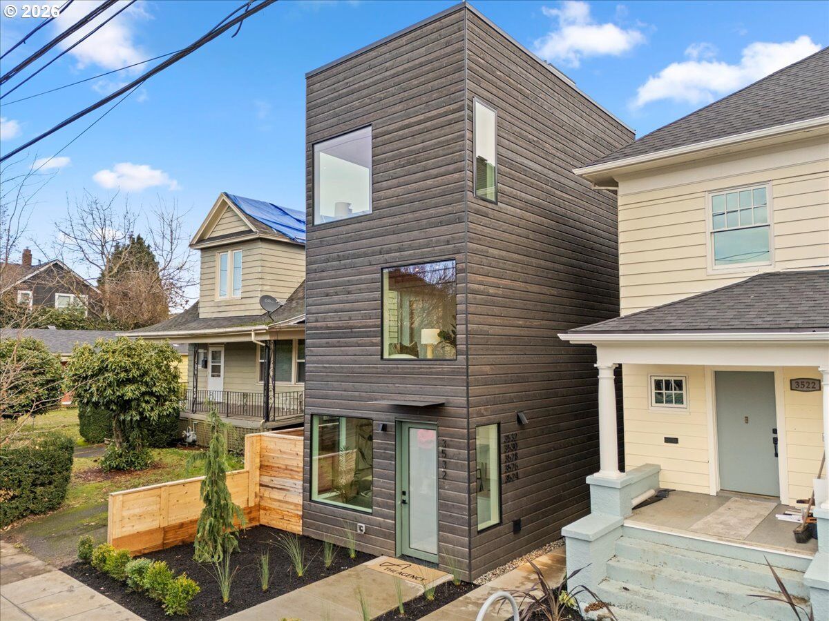 Property Photo:  3530 N Borthwick Ave  OR 97227 