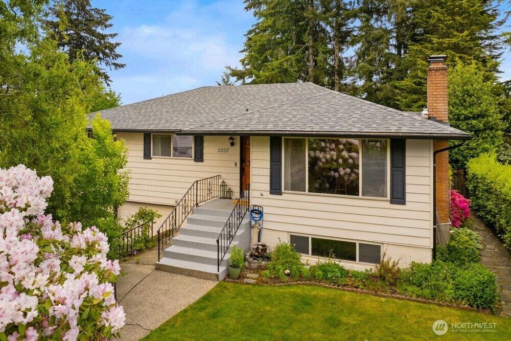 Property Photo:  2207 N Whitman  WA 98406 