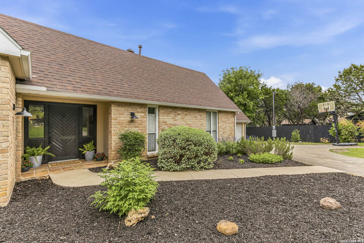 Property Photo: 8433 Oak Thicket TX 78255
