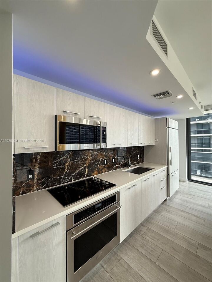 Property Photo:  55 SW 9th St 2703  FL 33130 