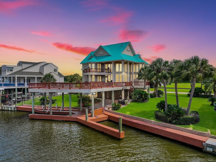 Property Photo: 425 Island Way TX 77640