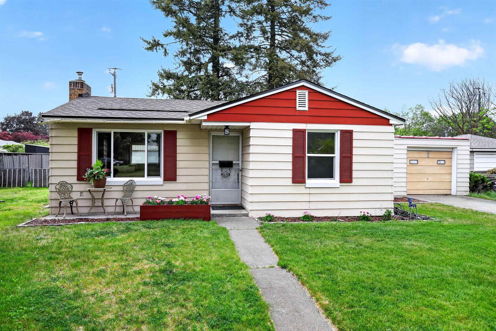 Property Photo:  2921 N Locust Rd  WA 99206 