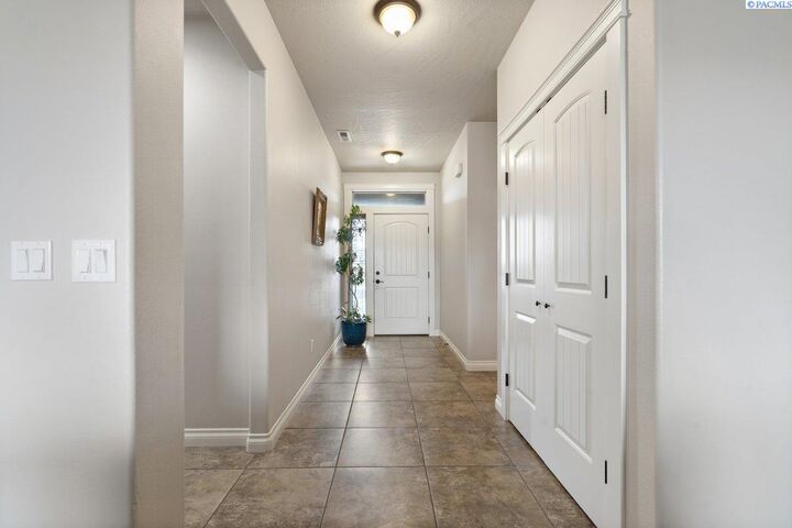 Property Photo:  275 Canyon Rim Ct  WA 99352 