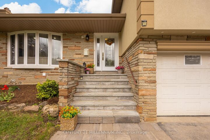 Property Photo:  18 Ridgehill Drive  ON L6Y 2C4 