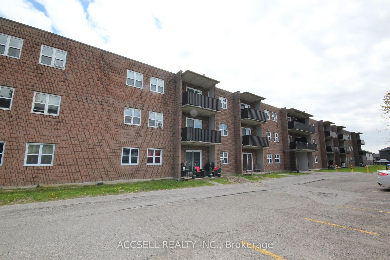 Property Photo: 276 Merritt Avenue 306 ON N7M 3G1