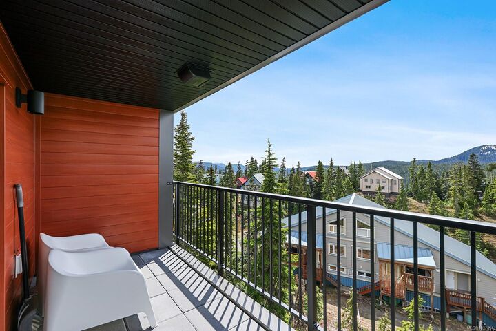 Property Photo: 695 Castle Crag Cres #303 BC V9J 1L0