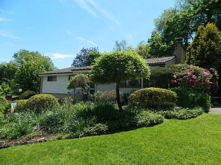 Property Photo: 405 Peters Dr PA 15116