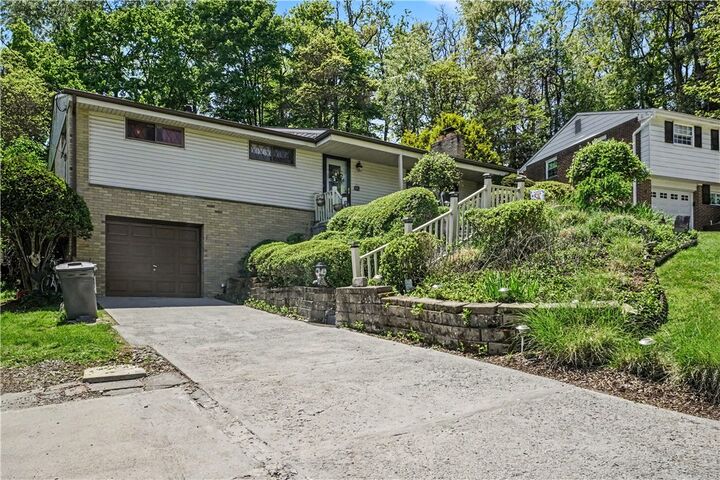 Property Photo:  405 Peters Dr  PA 15116 