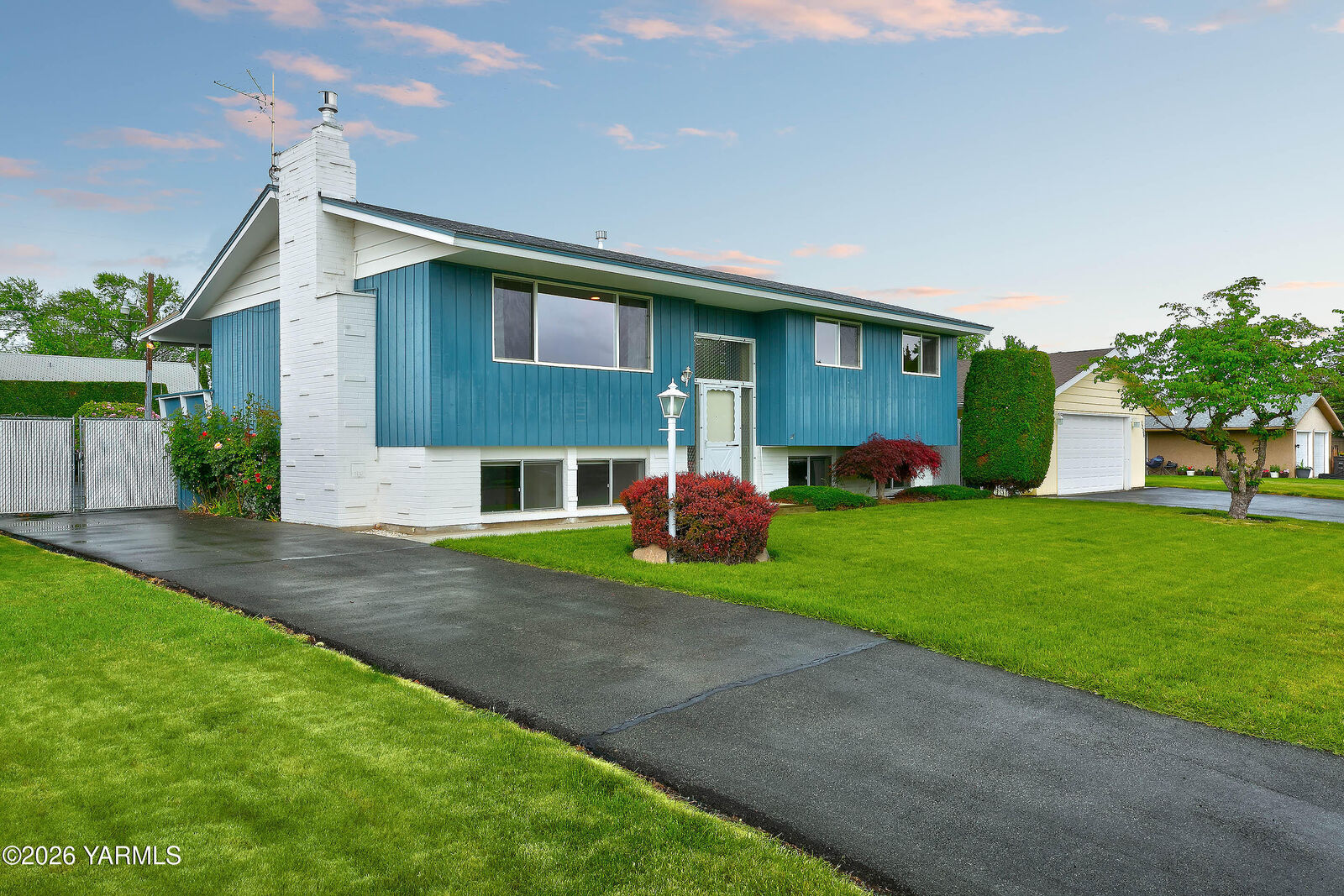 Property Photo:  1208 S 28th Ave  WA 98902 