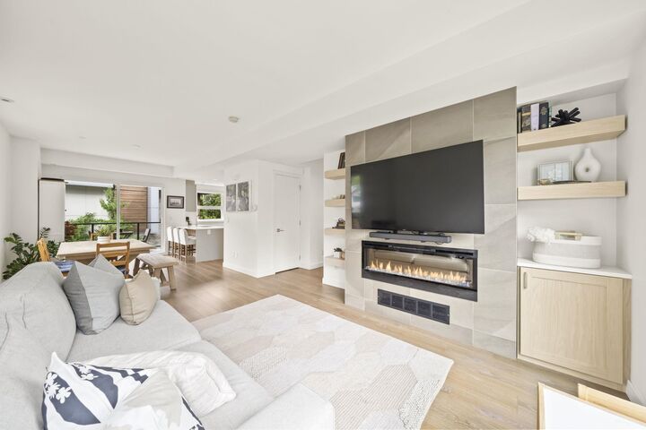 Property Photo:  856 Orwell Street 7  BC V7J 0C2 