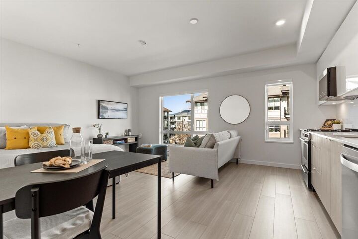 Property Photo: 2277 Hawthorne Avenue 204 BC V3C 1W7