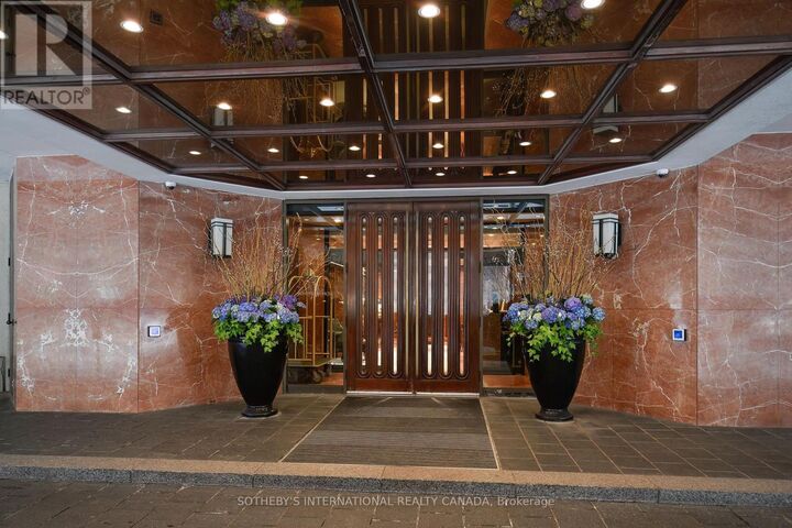 Property Photo:  175 Cumberland Street 2202  ON M5R 3M9 