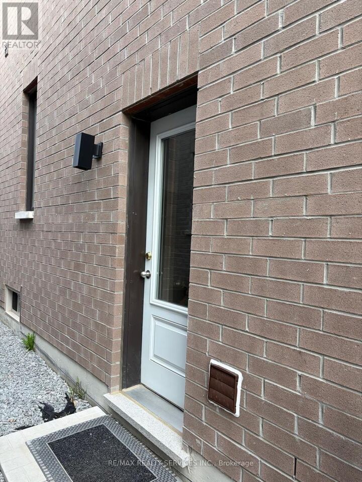Property Photo:  32 Fruitful Crescent  ON L1P 0N3 