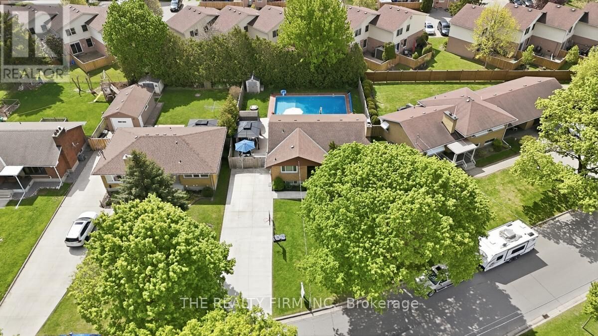 Property Photo:  1931 Royal Crescent  ON N5V 1N6 