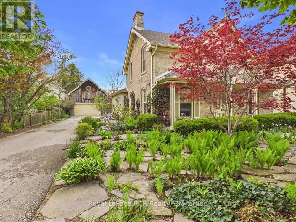 Property Photo:  804 Princes Street North  ON N2Z 1Z1 