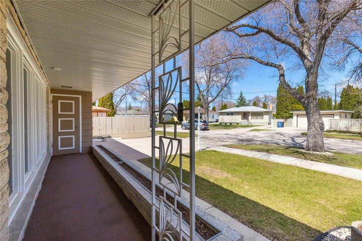 Property Photo: 10 Buttercup Avenue MB R2V 2S4