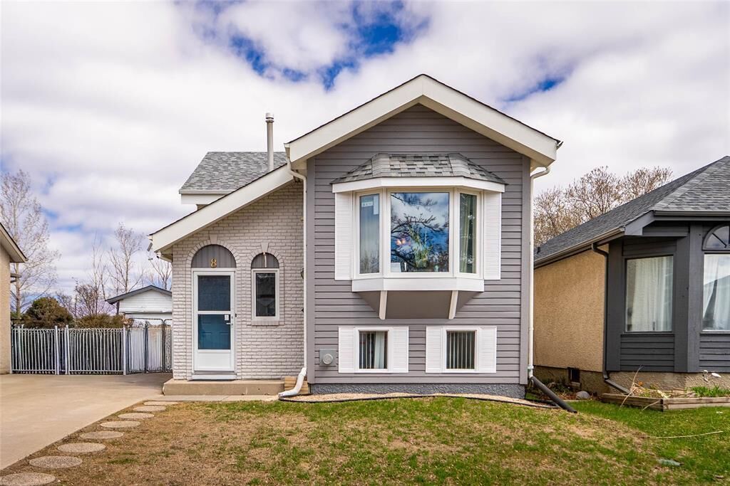 Property Photo: 8 Chadwick Crescent MB R2C 5A6