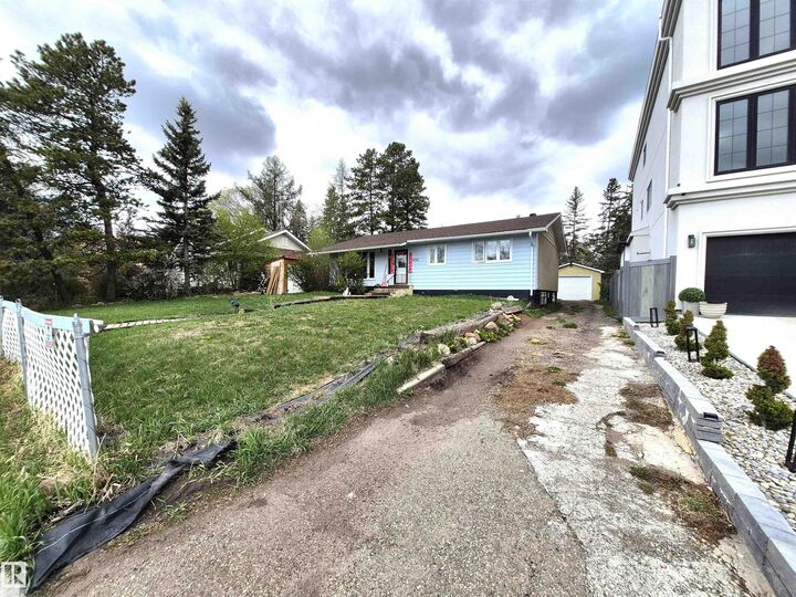 Property Photo:  11740/11742 University Avenue NW  AB T6G 1Z5 