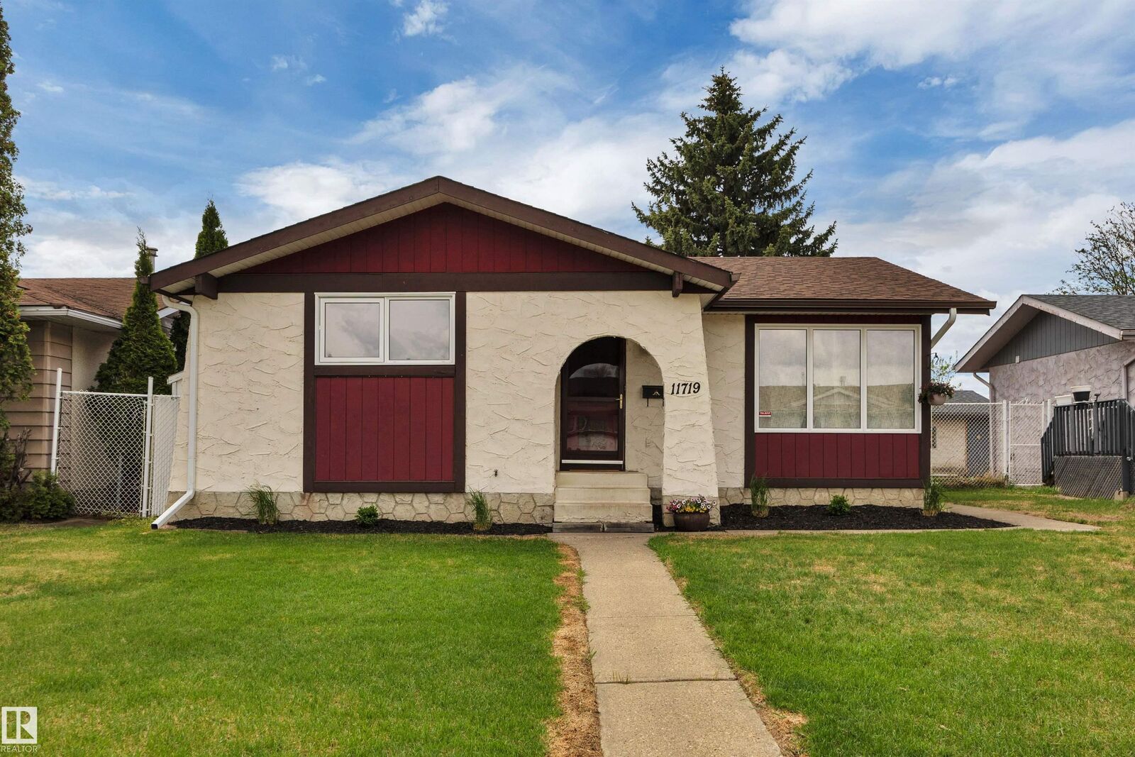Property Photo:  11719 152A Avenue NW  AB T5X 1E5 