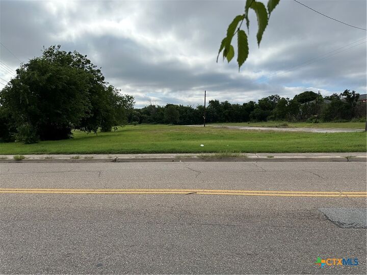Property Photo: 702 Florence Road TX 76541