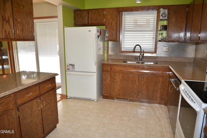 Property Photo:  408 Center Avenue N  ND 58413 