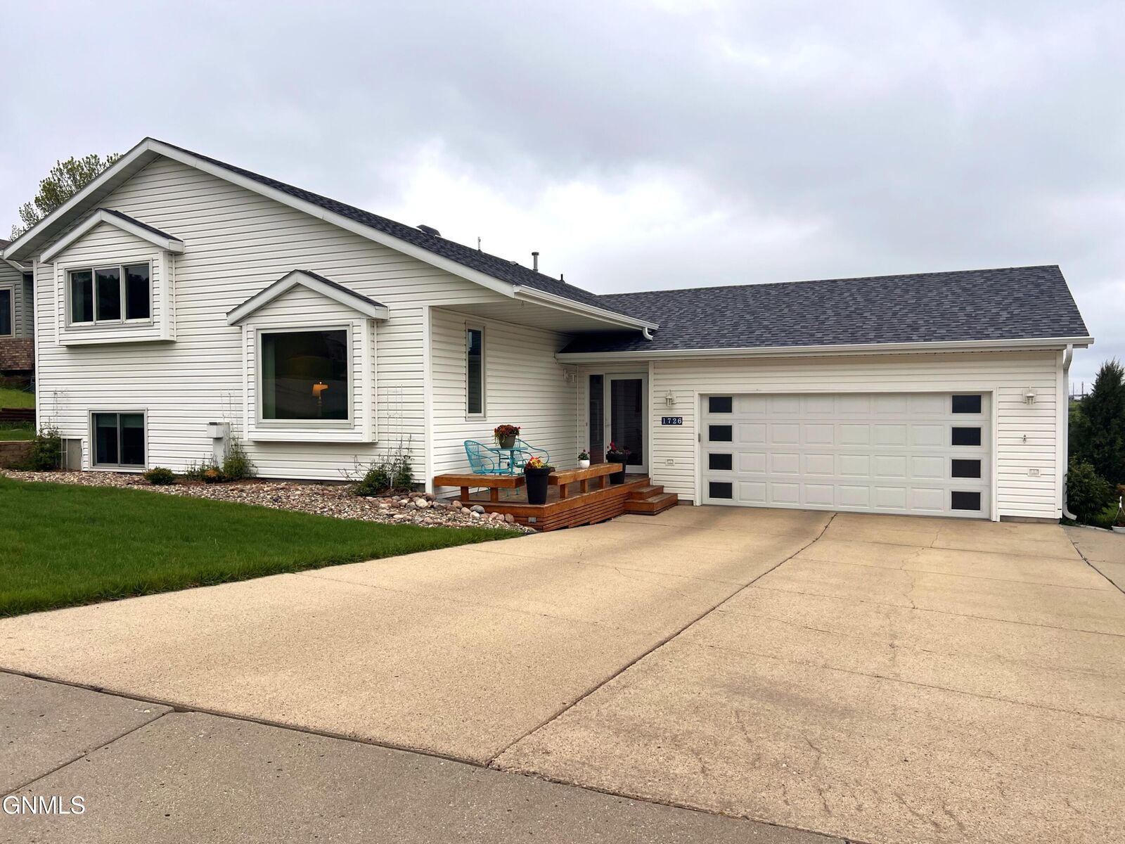 Property Photo:  1726 Volk Drive  ND 58501 