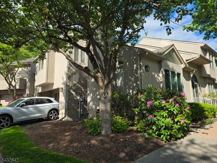 Property Photo:  32 Robinhood Dr 32  NJ 07046 