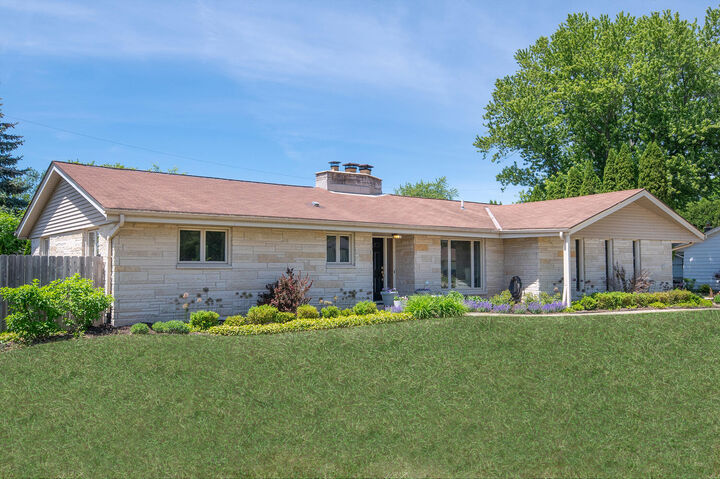 Property Photo:  1631 N Pine St  WI 53024 