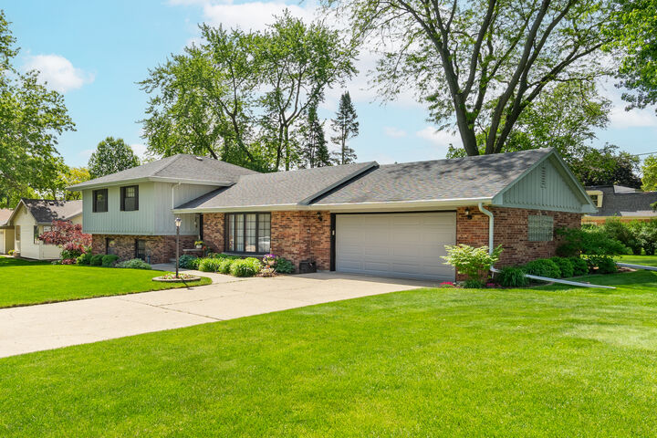 Property Photo: 1505 Lakewood Drive IL 61342