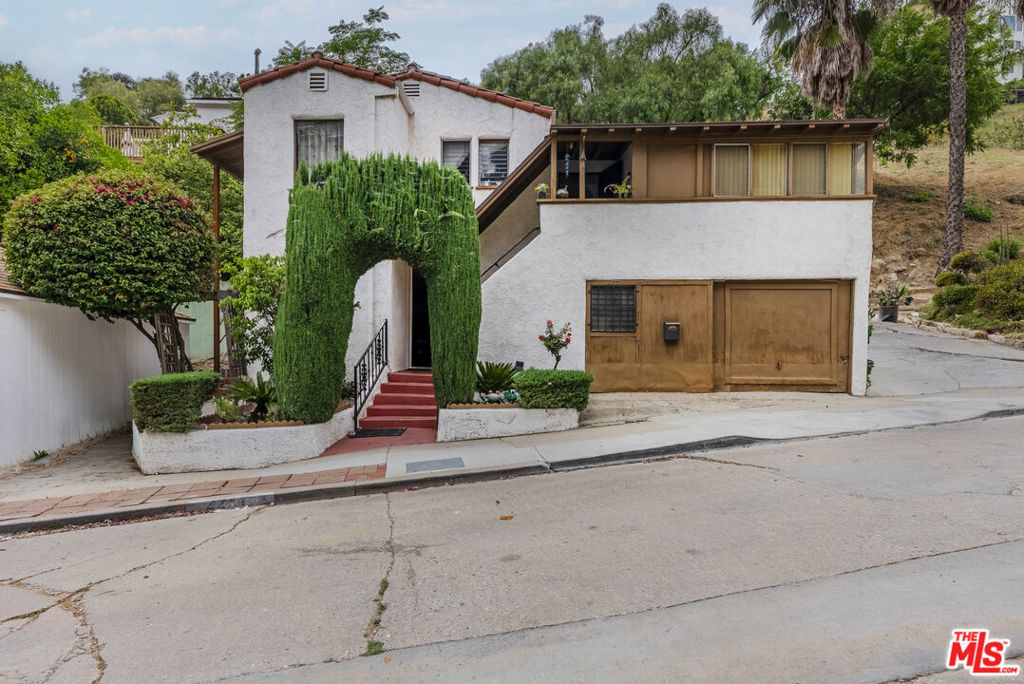 Property Photo:  2251 Moss Avenue  CA 90065 