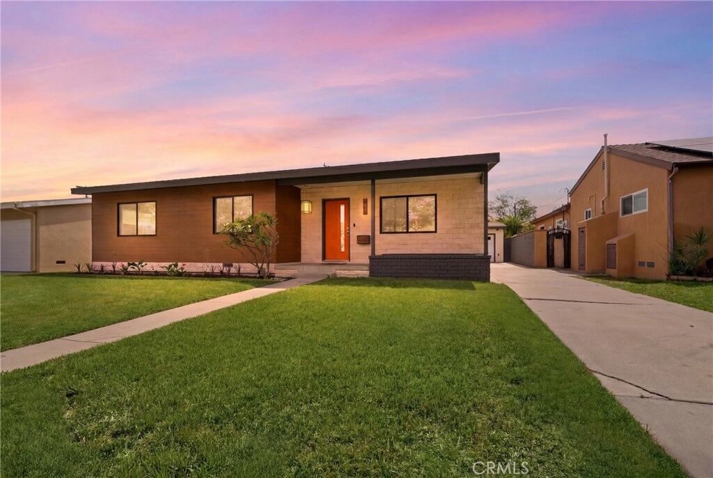 Property Photo:  2260 Gondar Avenue  CA 90815 