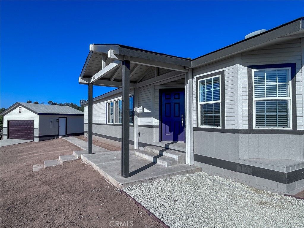 Property Photo:  40705 Calle Vecina  CA 92592 