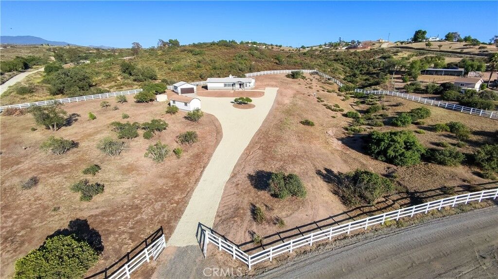 Property Photo:  40705 Calle Vecina  CA 92592 