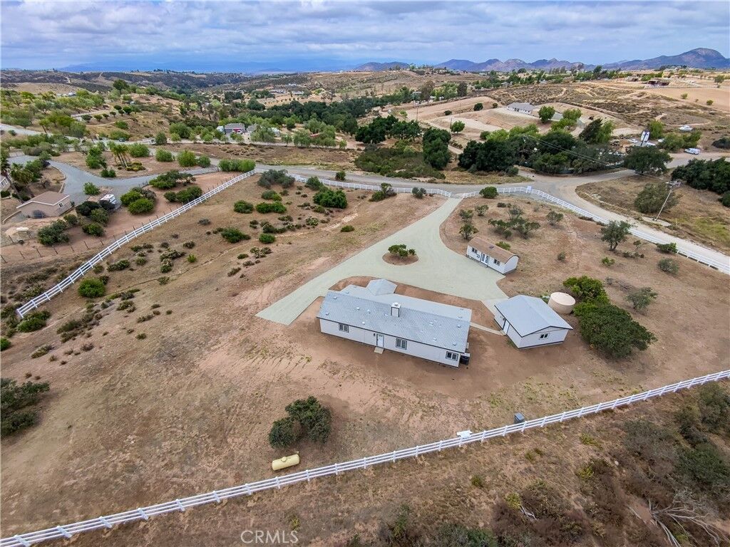 Property Photo:  40705 Calle Vecina  CA 92592 